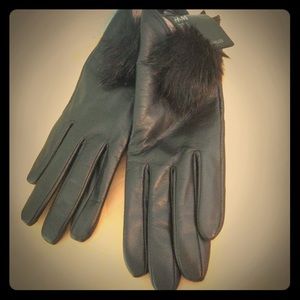 Black leather gloves with fur detail